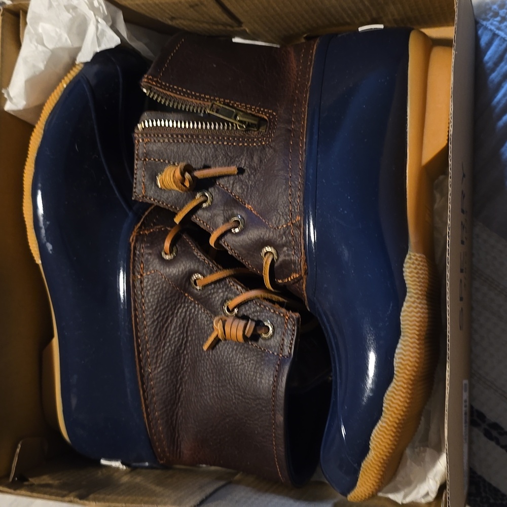 NWT NIB Sperry waterproof boots ladies 7.5 tan/navy lace up duck boots